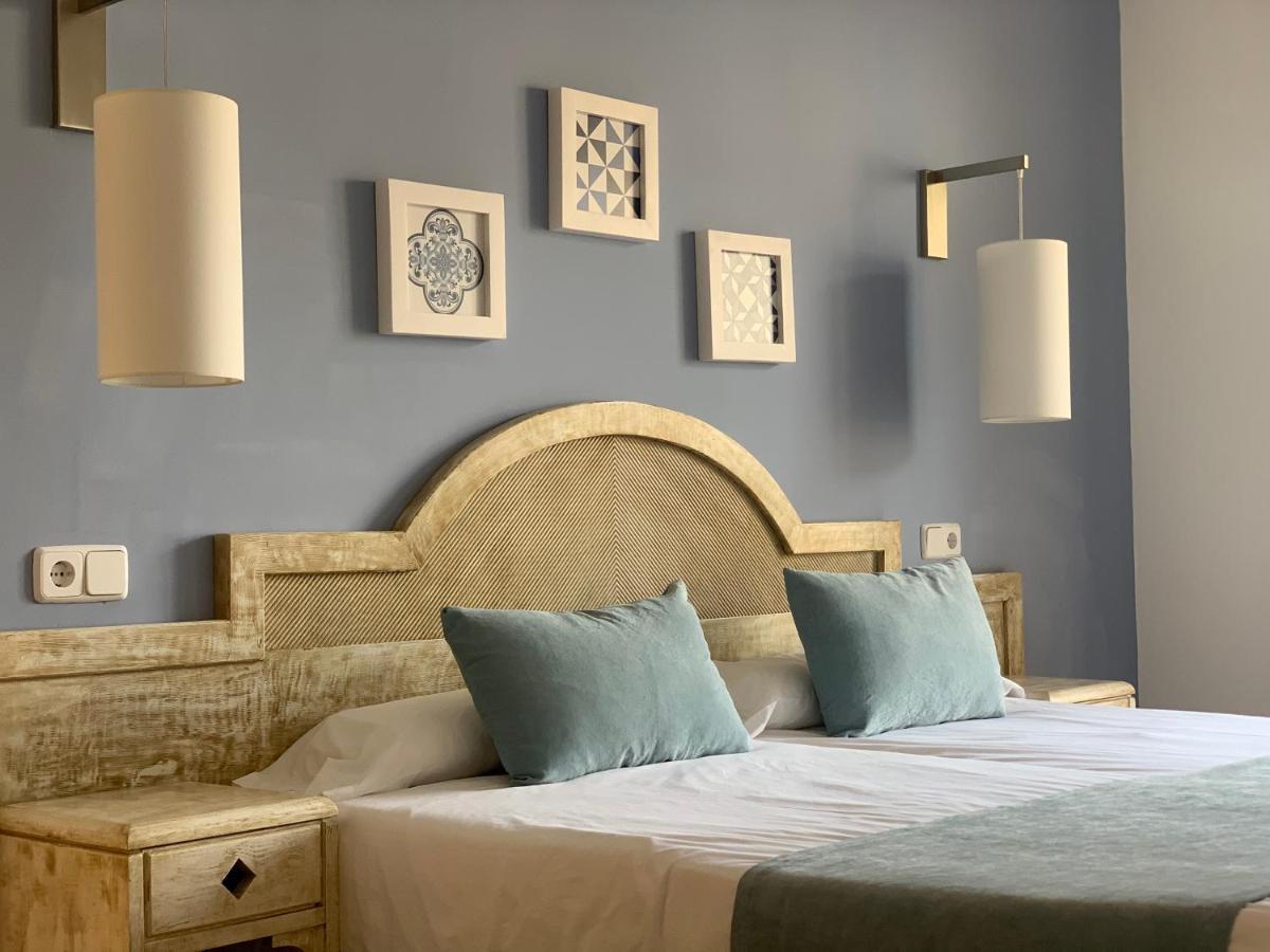 Hostal Hpc Porto Colom Buitenkant foto