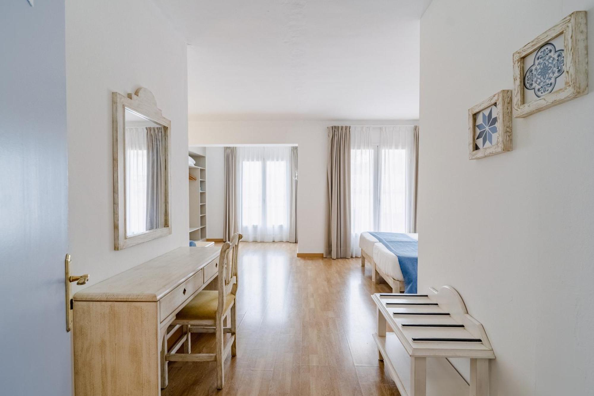 Hostal Hpc Porto Colom Buitenkant foto