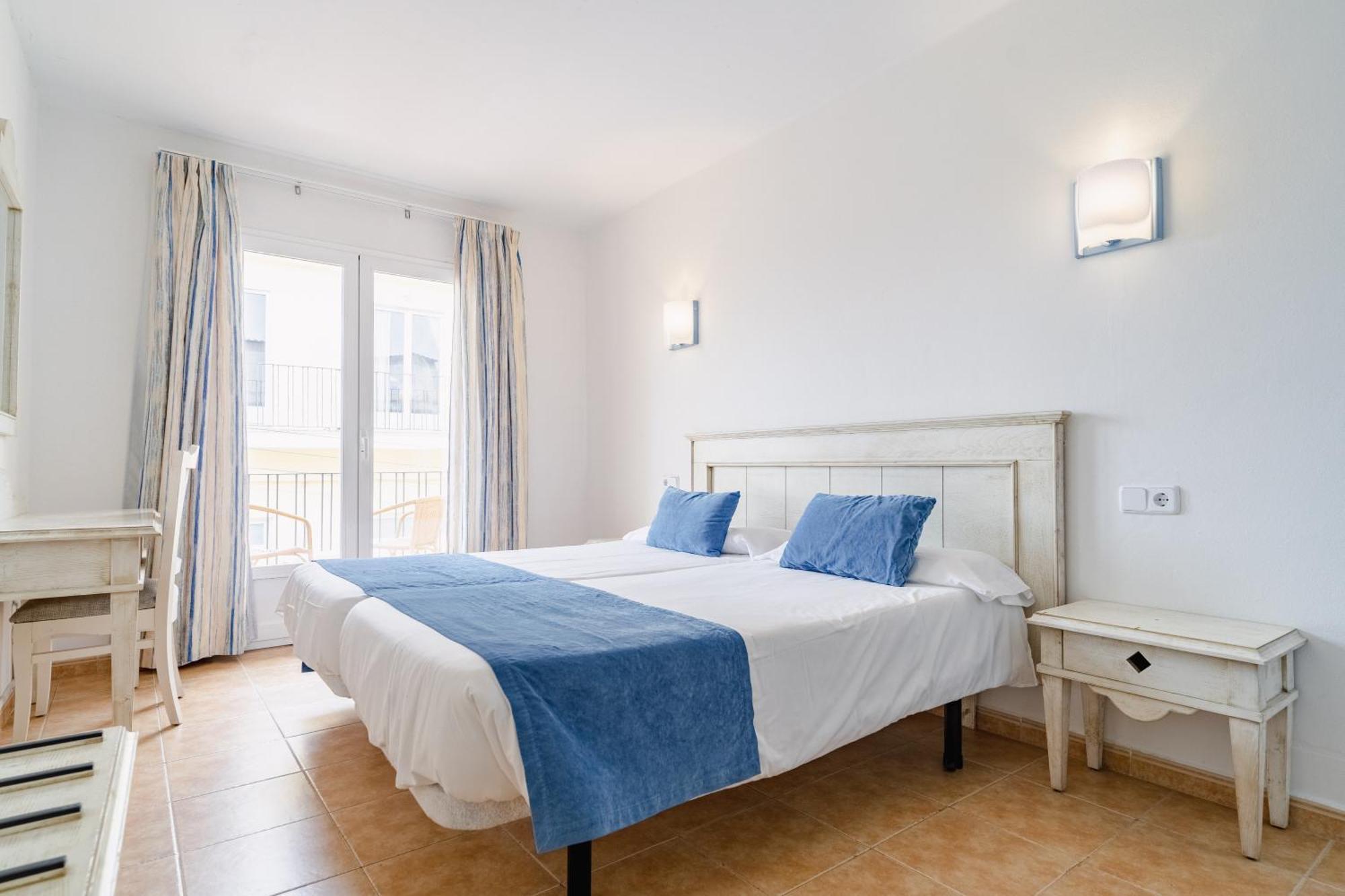 Hostal Hpc Porto Colom Buitenkant foto