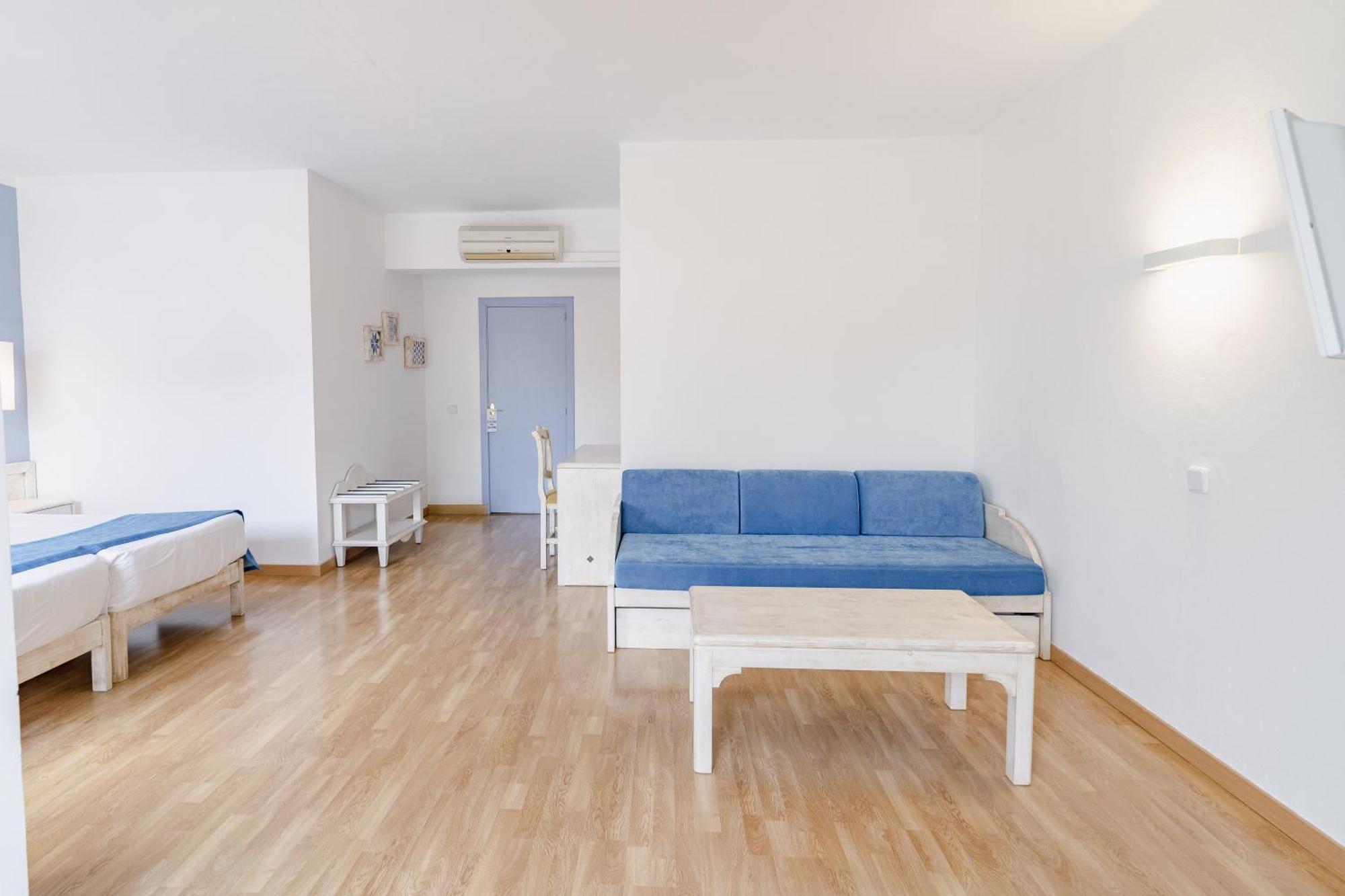 Hostal Hpc Porto Colom Buitenkant foto