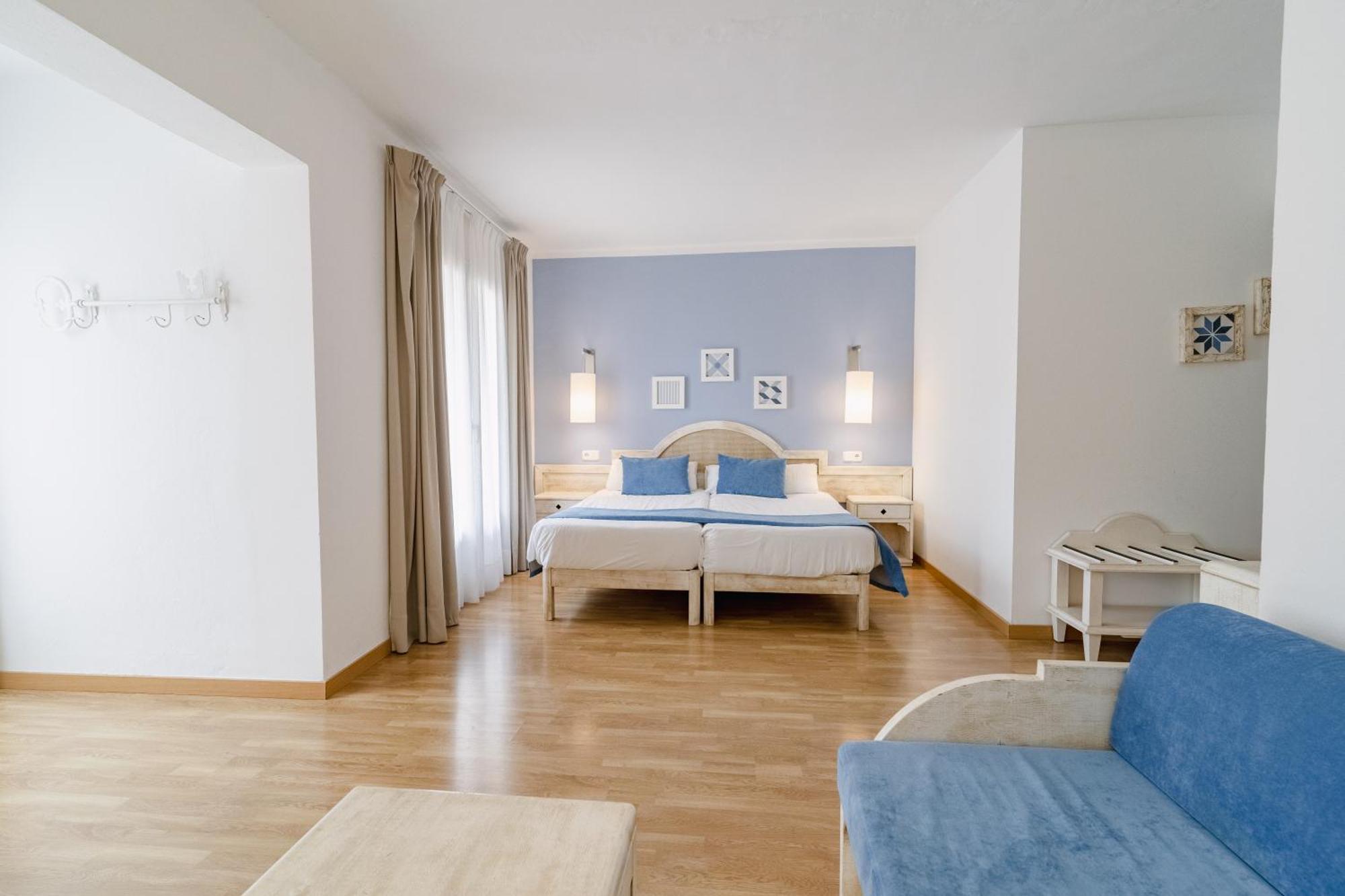 Hostal Hpc Porto Colom Buitenkant foto