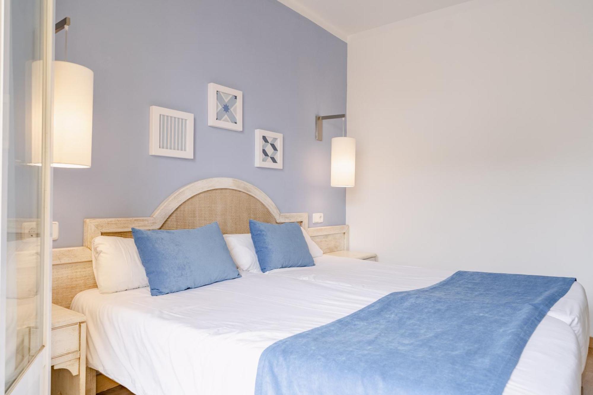 Hostal Hpc Porto Colom Buitenkant foto