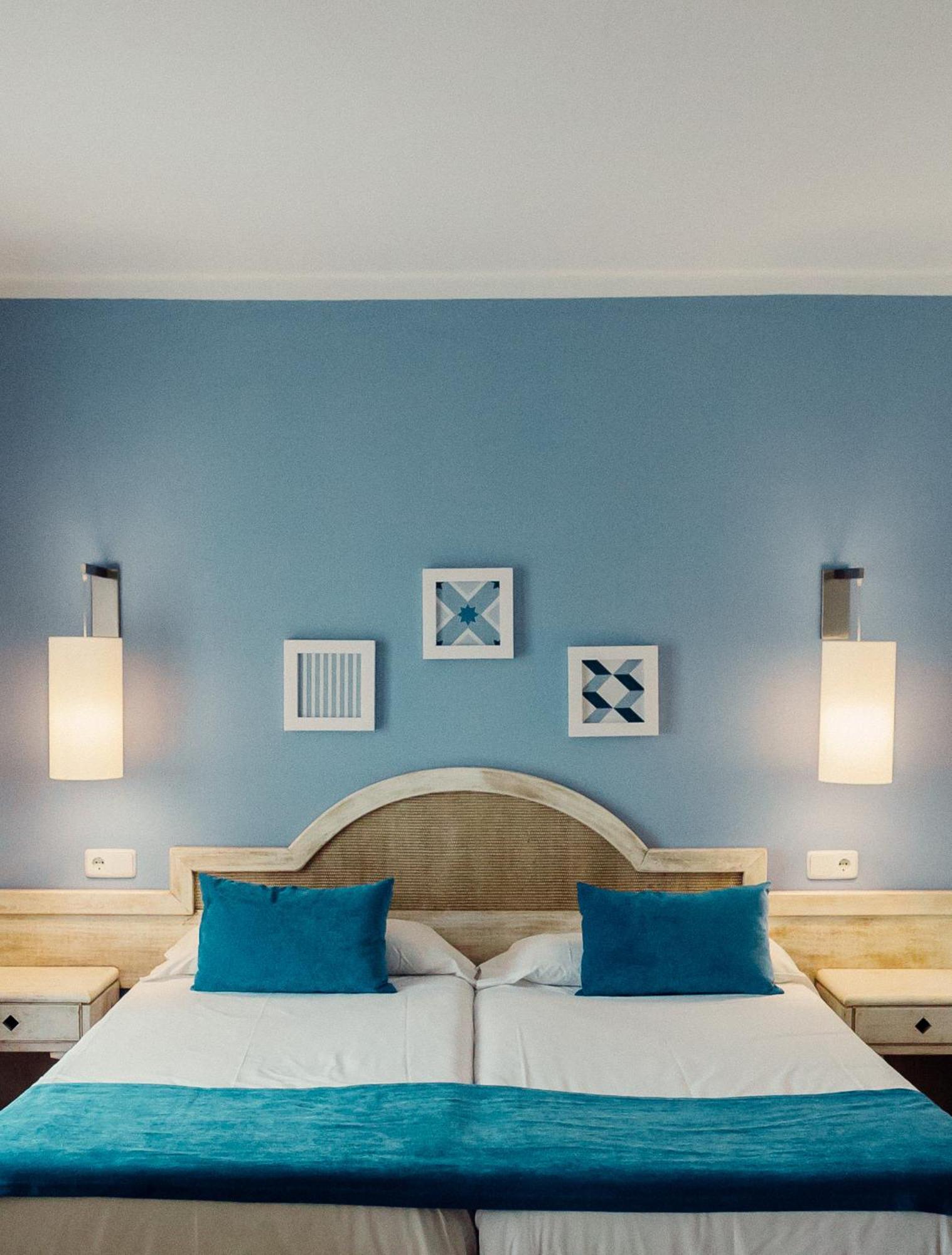 Hostal Hpc Porto Colom Buitenkant foto