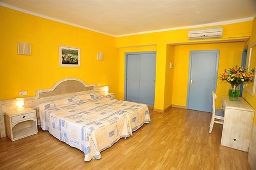 Hostal Hpc Porto Colom Buitenkant foto