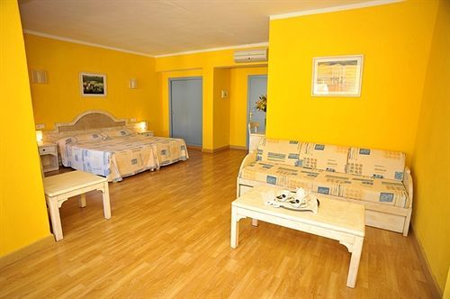 Hostal Hpc Porto Colom Buitenkant foto