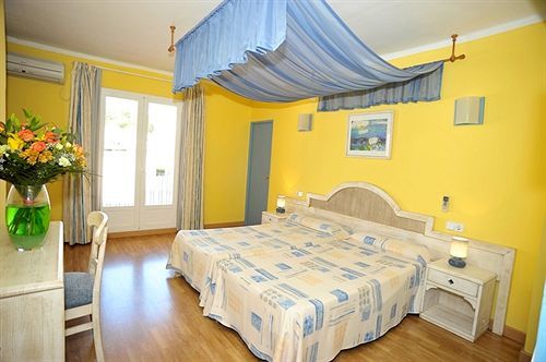 Hostal Hpc Porto Colom Buitenkant foto