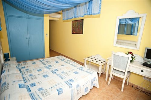 Hostal Hpc Porto Colom Buitenkant foto
